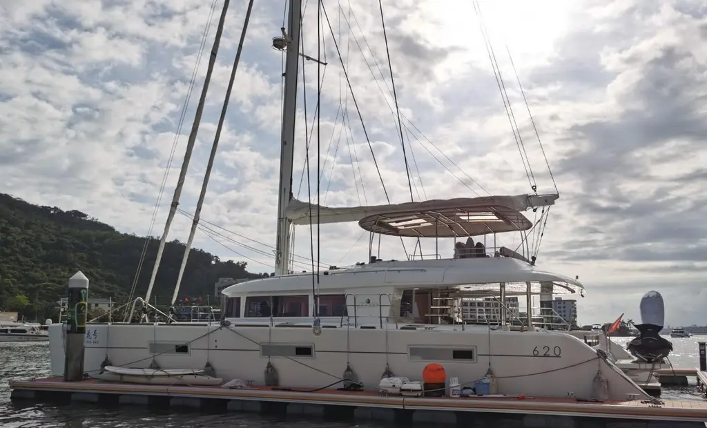 2014 lagoon 620 er yue hua hao hong kong for sale