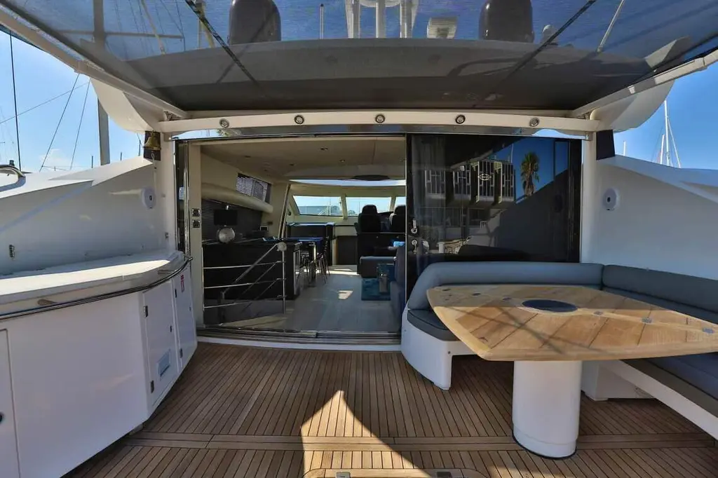 Black zen 2006 Sunseeker Predator 82 Yacht For Sale in sete Black zen 2006 Sunseeker Predator 82 Yacht For Sale in sete
