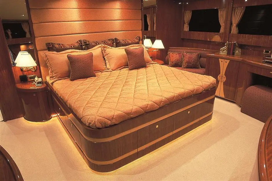 JOHNSON 93 SKYLOUNGE 2026 Johnson Motor Yacht w/On Deck Master Yacht For Sale in Kaohsiung JOHNSON 93 SKYLOUNGE 2026 Johnson Motor Yacht w/On Deck Master Yacht For Sale in Kaohsiung