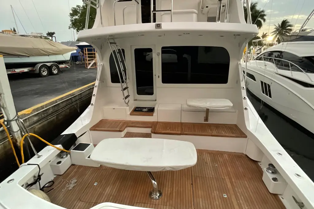 TEMPTATION 2008 Hatteras 77 Convertible Yacht For Sale in NASSAU TEMPTATION 2008 Hatteras 77 Convertible Yacht For Sale in NASSAU
