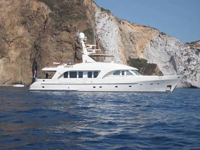 MOONRIVER 2002 Moonen MOONEN 84 Yacht For Sale in Antibes 06 MOONRIVER 2002 Moonen MOONEN 84 Yacht For Sale in Antibes 06