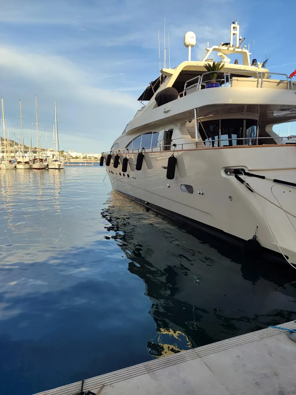 1999 Azimut 100 Jumbo Yacht For Sale in Cannes 1999 Azimut 100 Jumbo Yacht For Sale in Cannes