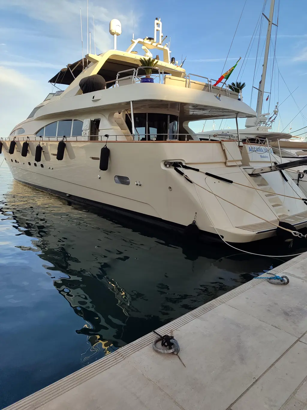 1999 Azimut 100 Jumbo Yacht For Sale in Cannes 1999 Azimut 100 Jumbo Yacht For Sale in Cannes