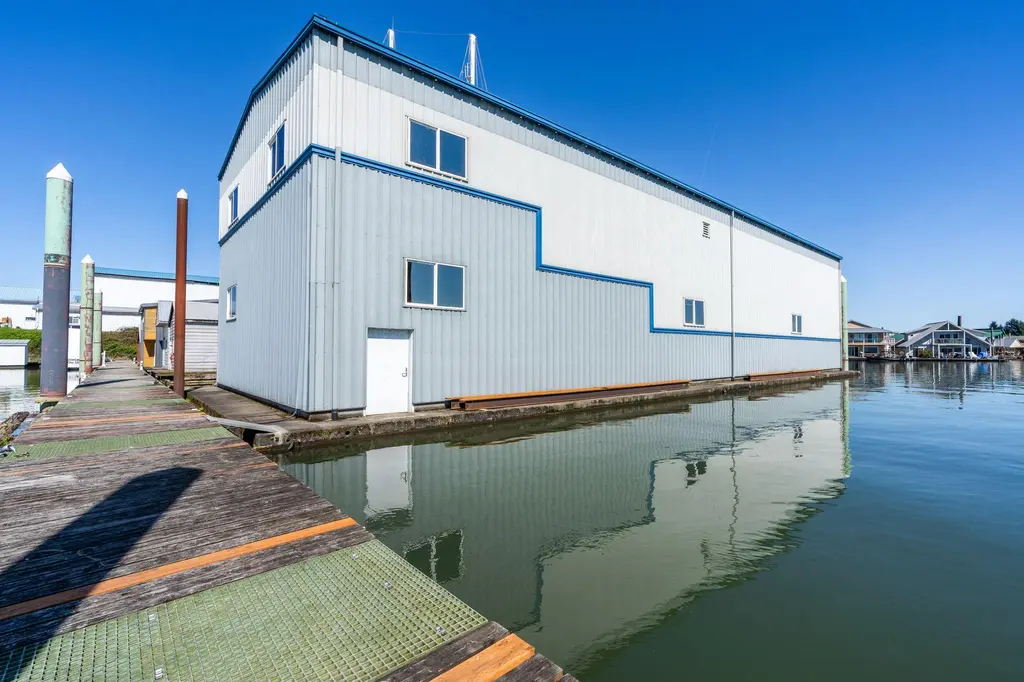 1985 Custom Larson Boathouse Yacht For Sale in Scappoose OR 1985 Custom Larson Boathouse Yacht For Sale in Scappoose OR