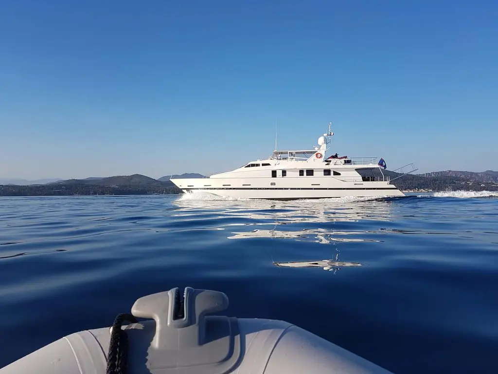 AZURE RHAPSODY 1991 Azimut 90 Yacht For Sale in Fréjus 83 AZURE RHAPSODY 1991 Azimut 90 Yacht For Sale in Fréjus 83