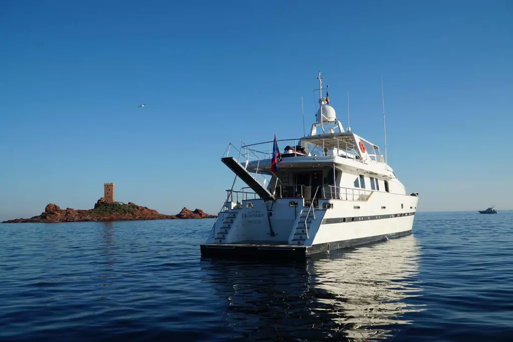 AZURE RHAPSODY 1991 Azimut 90 Yacht For Sale in Fréjus 83 AZURE RHAPSODY 1991 Azimut 90 Yacht For Sale in Fréjus 83