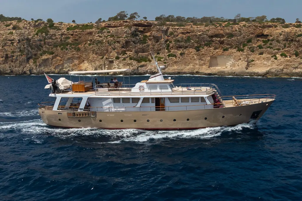BLACK PEPPER 1975 round stern motoryacht Yacht For Sale in Palma ES-PM BLACK PEPPER 1975 round stern motoryacht Yacht For Sale in Palma ES-PM