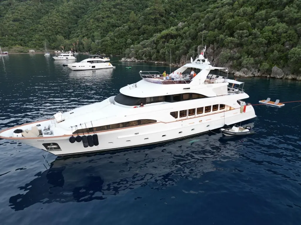 FRIENSHIP 2000 Benetti Classic 115 Yacht For Sale in Eivissa ES-PM FRIENSHIP 2000 Benetti Classic 115 Yacht For Sale in Eivissa ES-PM