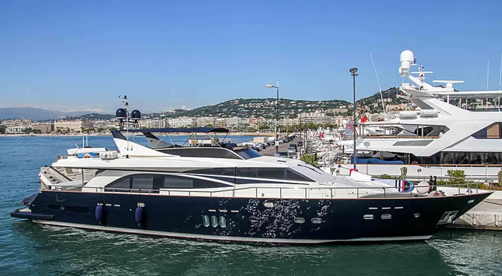 2006 3000 Fly Yacht For Sale in Cannes 2006 3000 Fly Yacht For Sale in Cannes