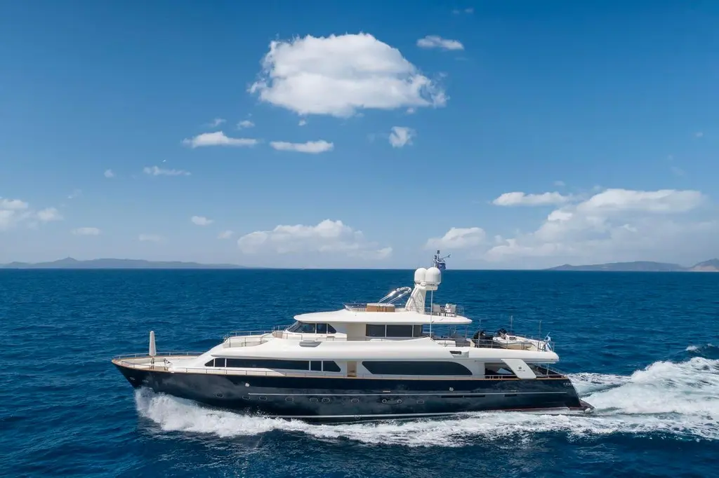 HAG 2007 Custom Line Navetta 30 Yacht For Sale in Piraeus HAG 2007 Custom Line Navetta 30 Yacht For Sale in Piraeus