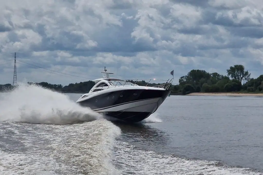 2007 Sunseeker Predator 55 Yacht For Sale in Bremen DE-HB 2007 Sunseeker Predator 55 Yacht For Sale in Bremen DE-HB