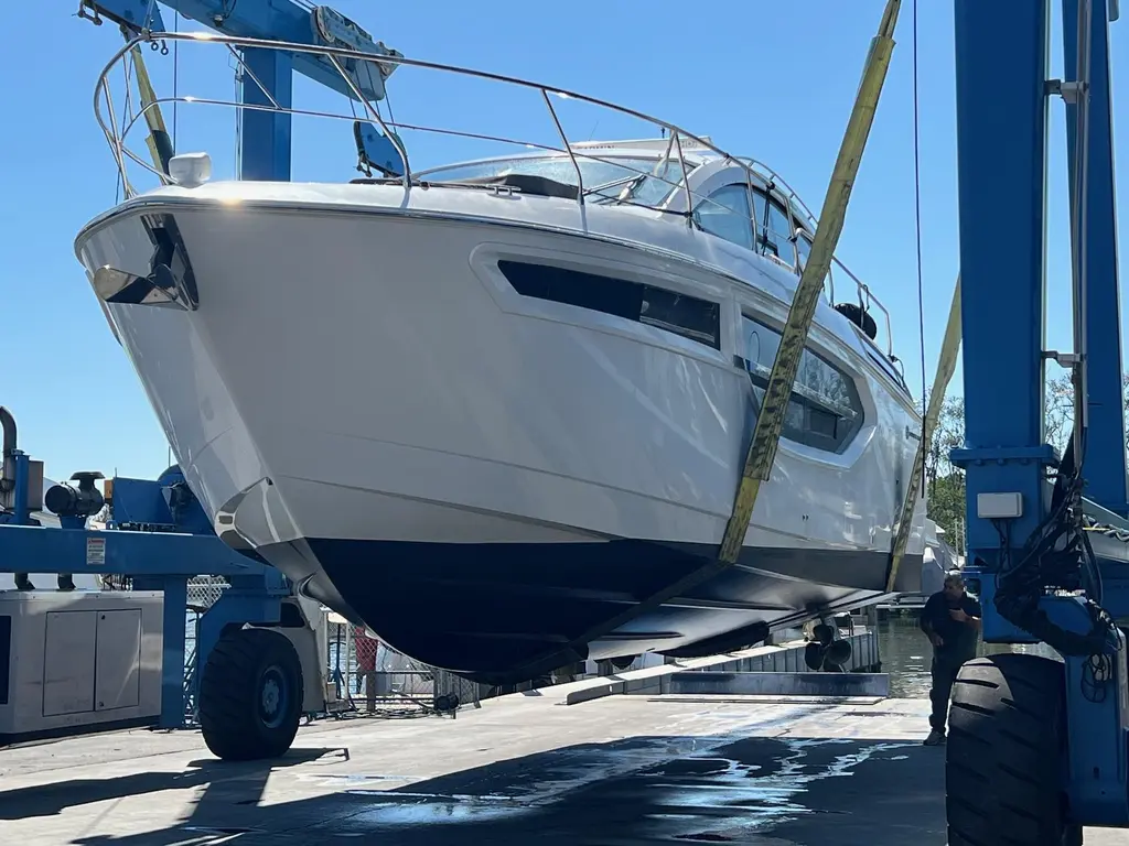 2018 Cruisers Yachts 42 Cantius Yacht For Sale in Greenwich CT 2018 Cruisers Yachts 42 Cantius Yacht For Sale in Greenwich CT