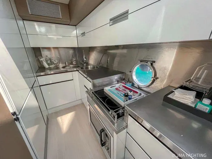 2004 Azimut 68S Yacht For Sale in FREJUS 83 2004 Azimut 68S Yacht For Sale in FREJUS 83