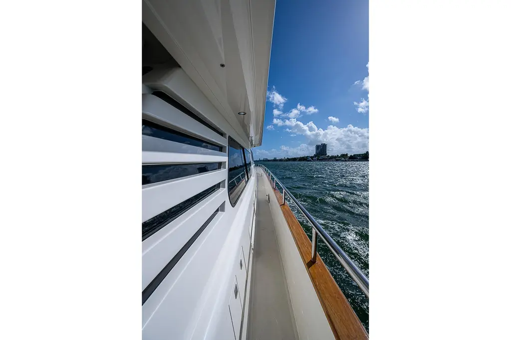 THE USUAL 2000 Horizon 82 Yacht For Sale in Miami FL THE USUAL 2000 Horizon 82 Yacht For Sale in Miami FL