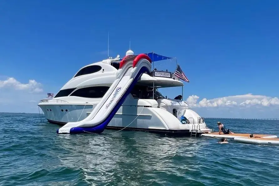 2004 Lazzara Yachts SC Motor Yacht Yacht For Sale in St Petersburg FL 2004 Lazzara Yachts SC Motor Yacht Yacht For Sale in St Petersburg FL