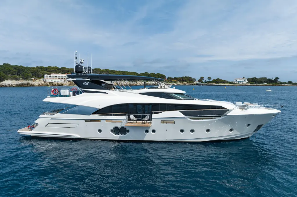 ROCCO 2021 Monte Carlo Yachts MCY 96 Yacht For Sale in Saint-Tropez 83 ROCCO 2021 Monte Carlo Yachts MCY 96 Yacht For Sale in Saint-Tropez 83