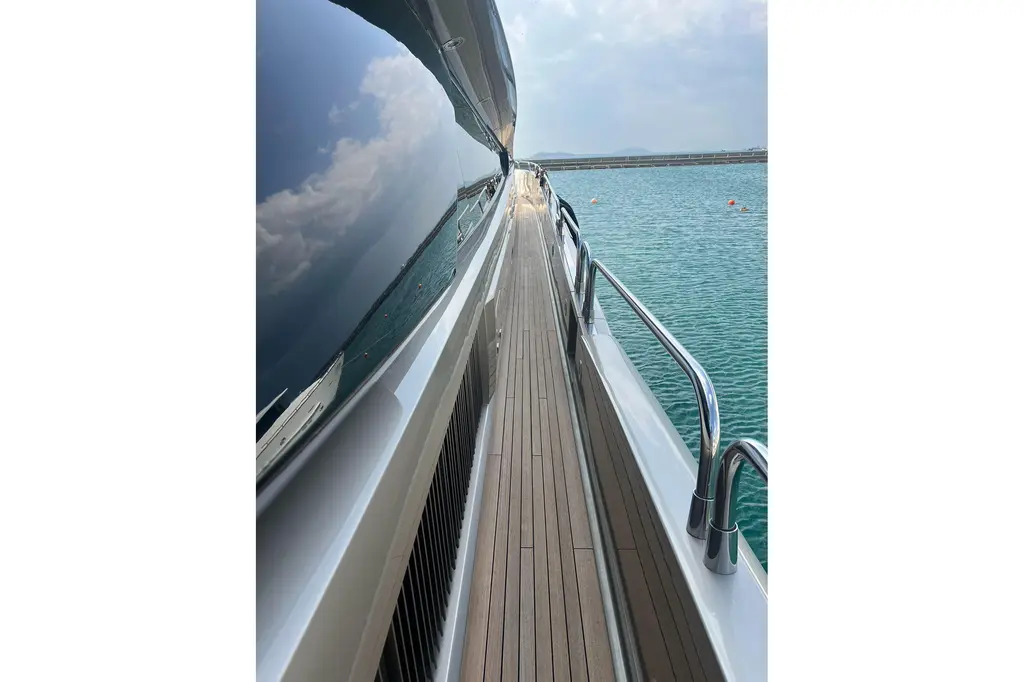 2010 Sunseeker Predator 108 Yacht For Sale in Haikou 2010 Sunseeker Predator 108 Yacht For Sale in Haikou