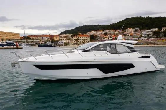 2019 Azimut Atlantis 51 Yacht For Sale in Saint-Tropez 83 2019 Azimut Atlantis 51 Yacht For Sale in Saint-Tropez 83