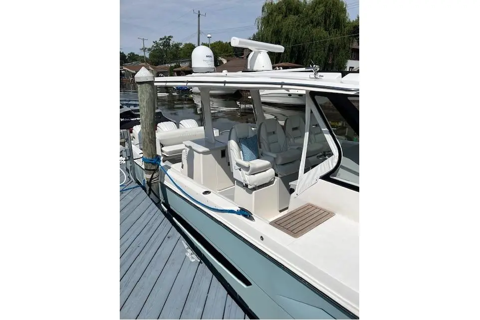  2023 Regal 38 SAV Yacht For Sale in Harrison Twp MI
