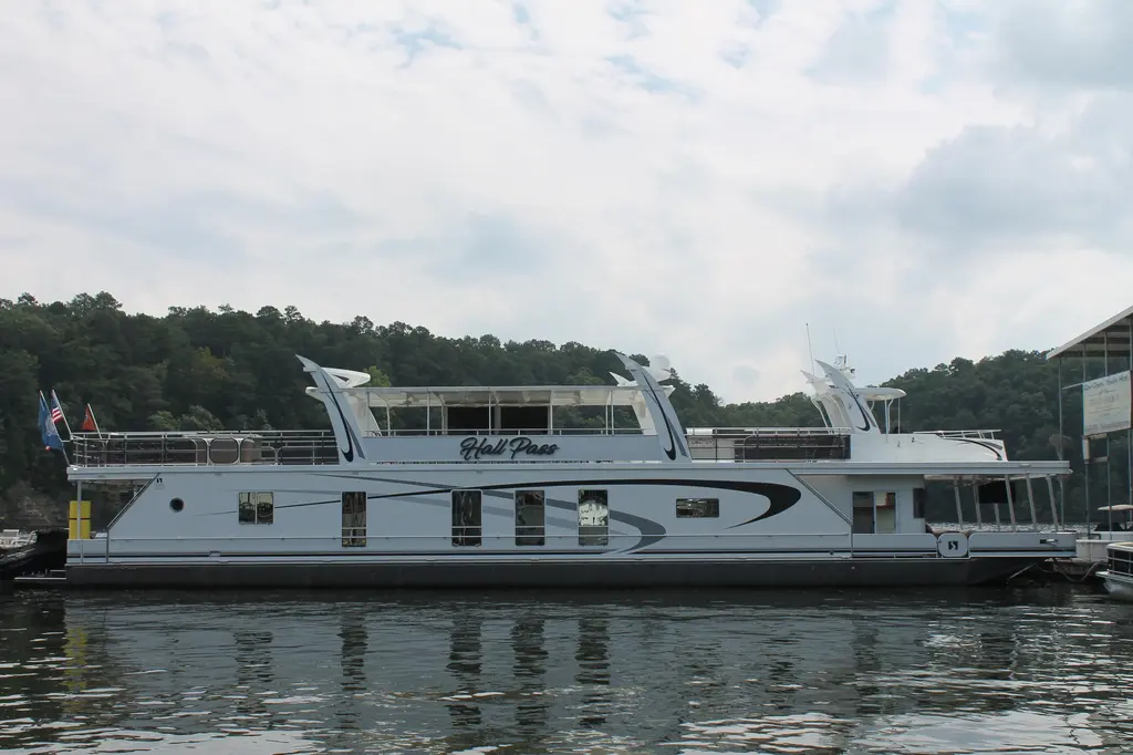 2008 Sharpe 105 Custom Houseboat Yacht For Sale in Iuka MS 2008 Sharpe 105 Custom Houseboat Yacht For Sale in Iuka MS