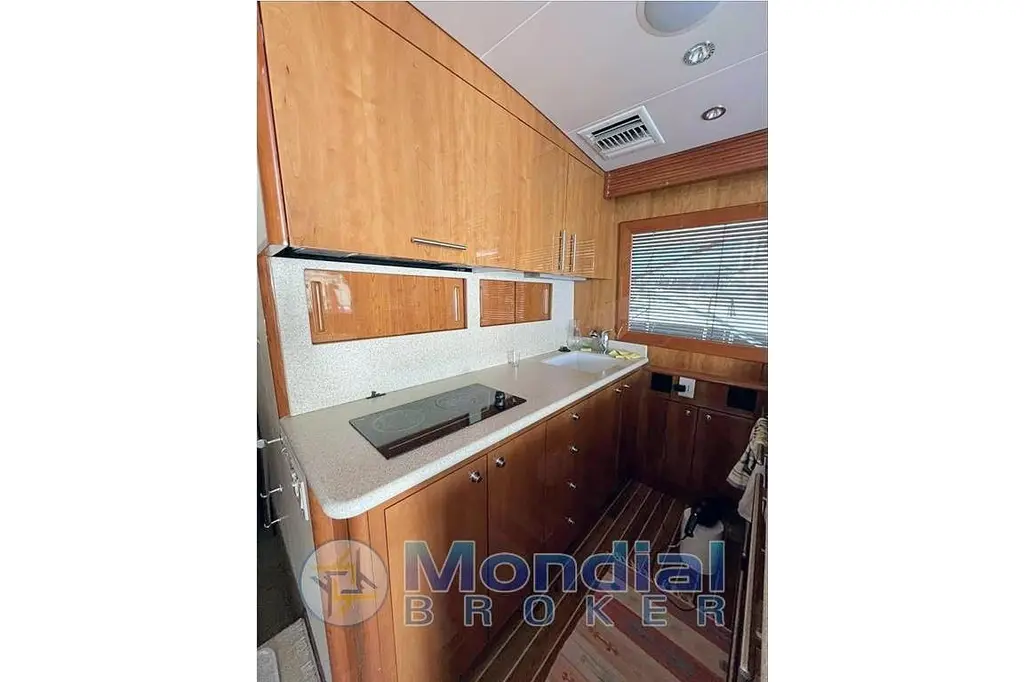 2006 Hatteras 50 Convertible Yacht For Sale in La Spezia IT-SP 2006 Hatteras 50 Convertible Yacht For Sale in La Spezia IT-SP