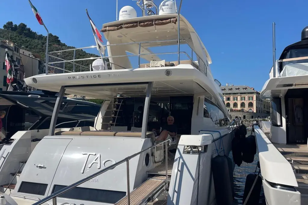 2015 Prestige 750 Yacht For Sale in Cannes 