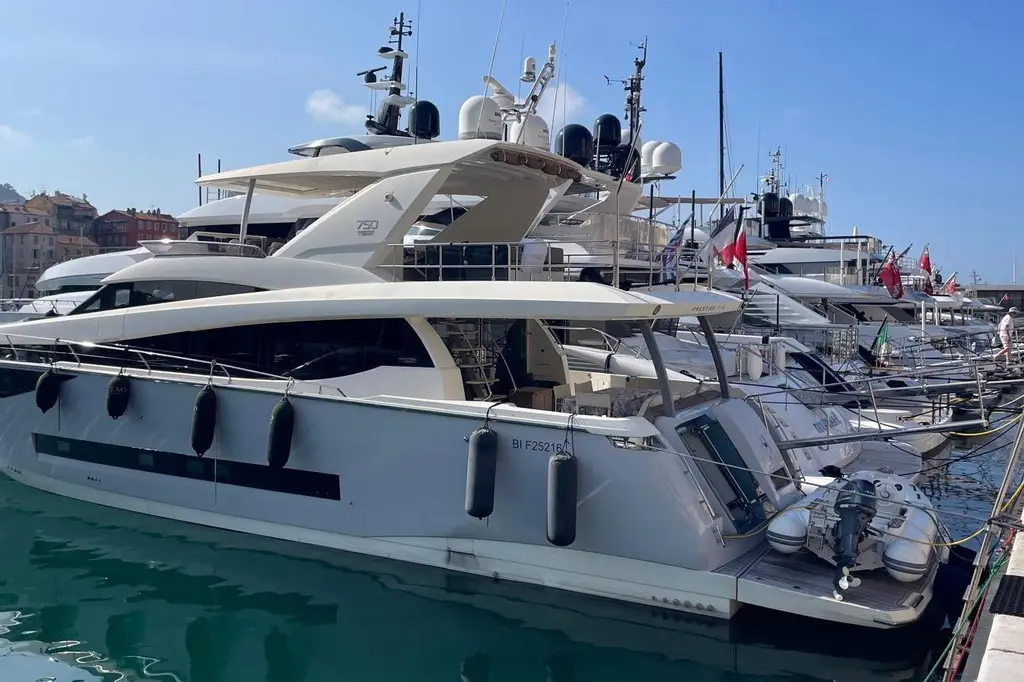  2015 Prestige 750 Yacht For Sale in Cannes 