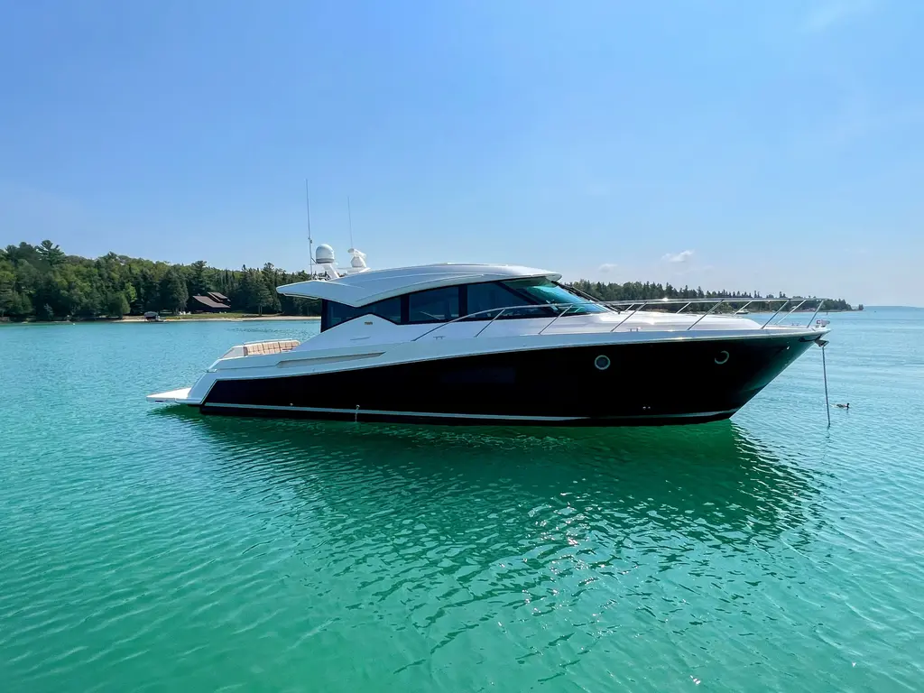 VALOR 2014 Tiara Yachts 50 Coupe Yacht For Sale in Kenosha WI VALOR 2014 Tiara Yachts 50 Coupe Yacht For Sale in Kenosha WI