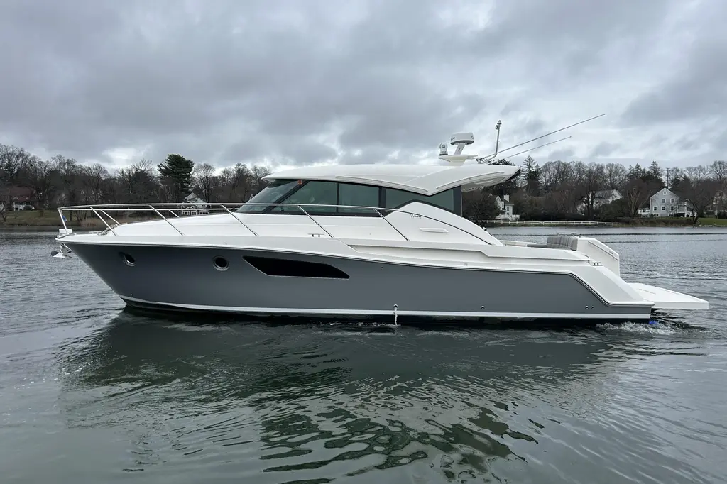 2016 Tiara Yachts C44 Coupe Yacht For Sale in Greenwich CT 2016 Tiara Yachts C44 Coupe Yacht For Sale in Greenwich CT