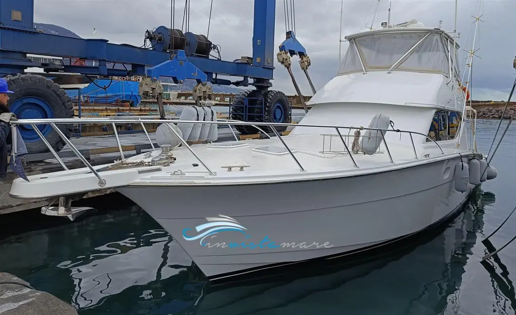 2005 Hatteras 50 Convertible Yacht For Sale in Campania 2005 Hatteras 50 Convertible Yacht For Sale in Campania