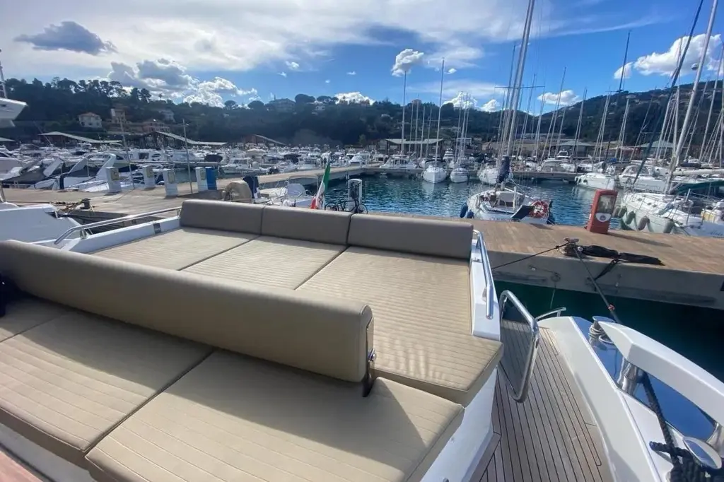Titta 2016 Azimut 77S Yacht For Sale in Naples IT-NA Titta 2016 Azimut 77S Yacht For Sale in Naples IT-NA
