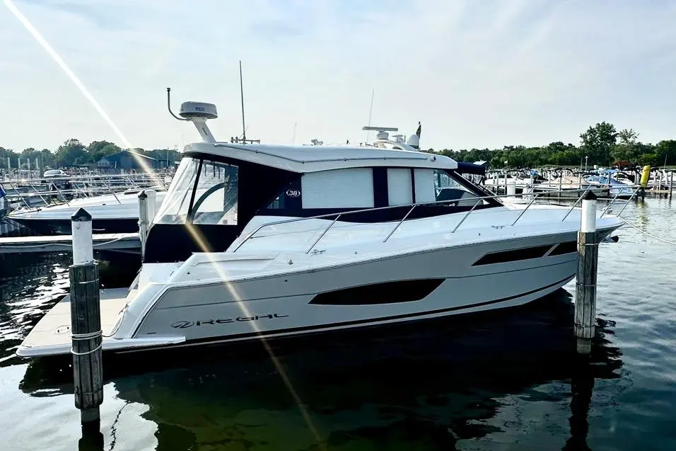 2022 Regal 38 Grande Coupe Yacht For Sale in Harrison Twp MI 2022 Regal 38 Grande Coupe Yacht For Sale in Harrison Twp MI