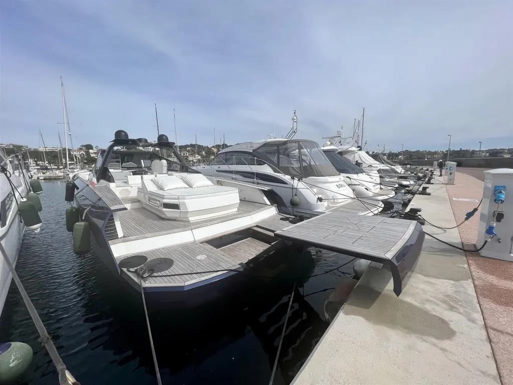 2021 Evo Yachts R6 Yacht For Sale in Cannes 2021 Evo Yachts R6 Yacht For Sale in Cannes