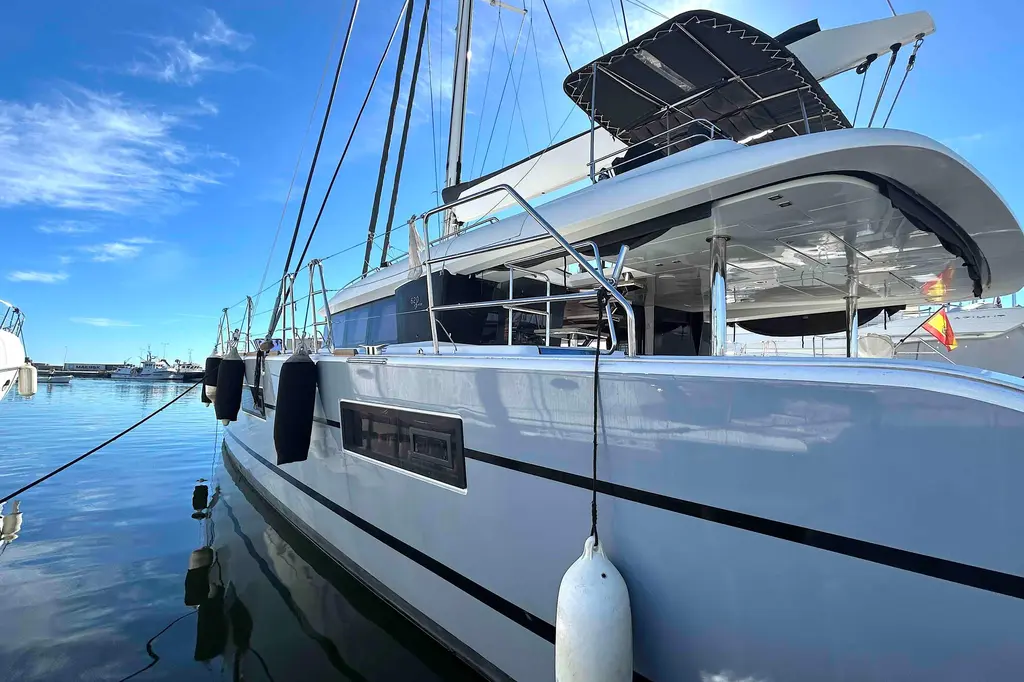 2015 Lagoon 620 Essence Yacht For Sale in Alicante ES-A 2015 Lagoon 620 Essence Yacht For Sale in Alicante ES-A