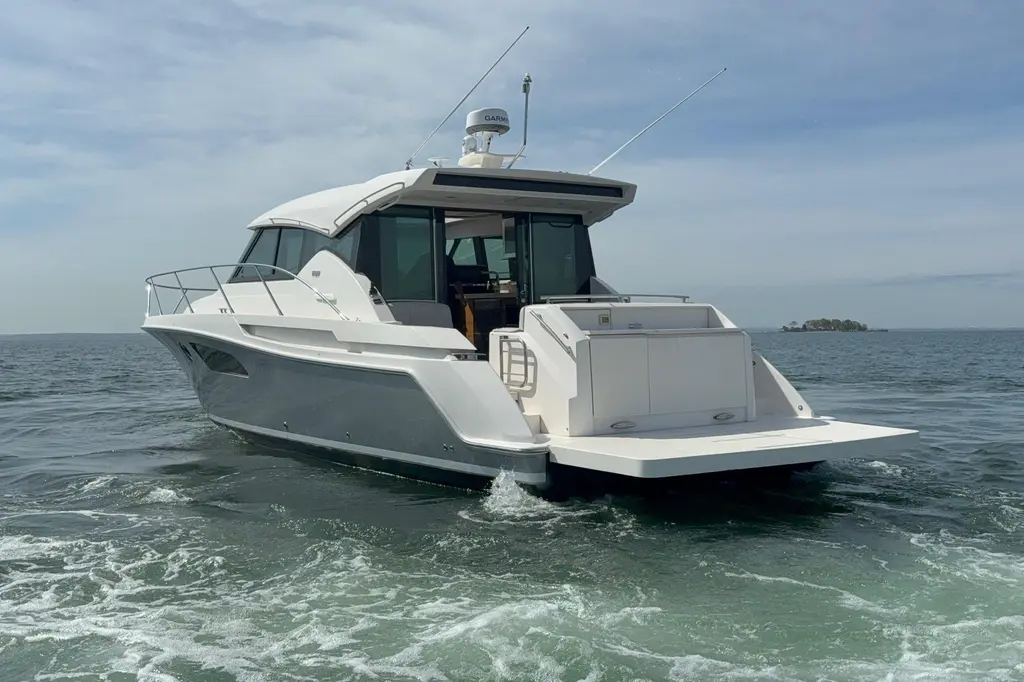 2016 Tiara Yachts C44 Coupe Yacht For Sale in Greenwich CT 2016 Tiara Yachts C44 Coupe Yacht For Sale in Greenwich CT