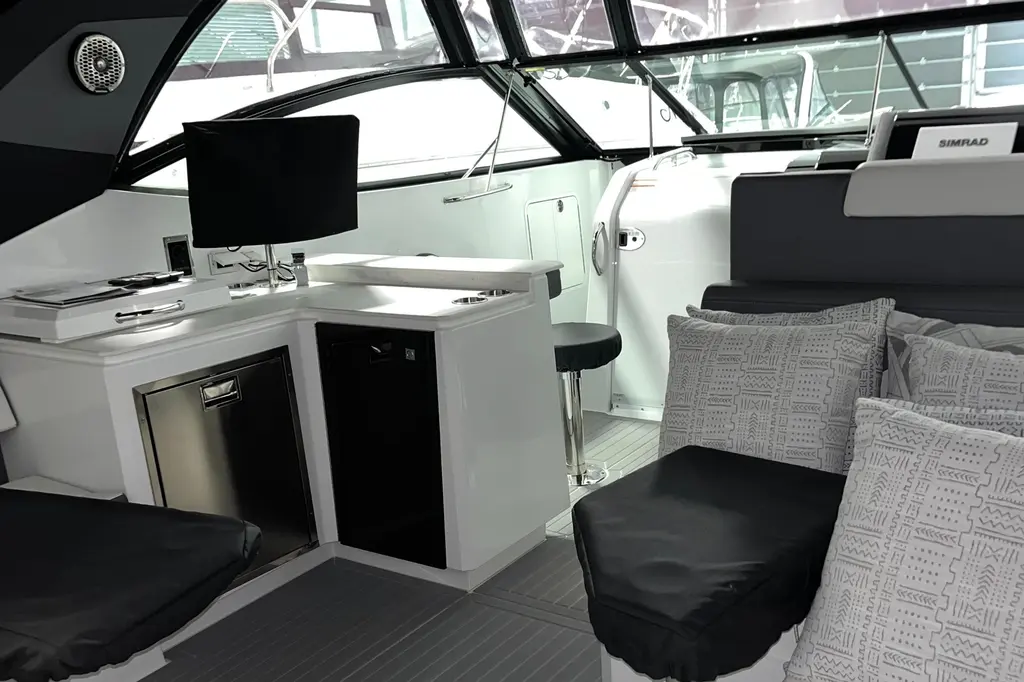 2023 Cruisers Yachts 38 GLS I/O Yacht For Sale in Saint-Paul-de-l'?le-aux-Noix QC 2023 Cruisers Yachts 38 GLS I/O Yacht For Sale in Saint-Paul-de-l'?le-aux-Noix QC