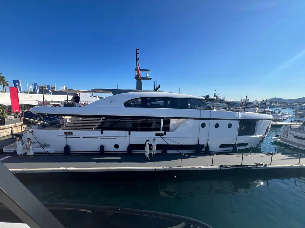  2024 Azimut Magellano 30M Yacht For Sale in Viareggio IT-LU