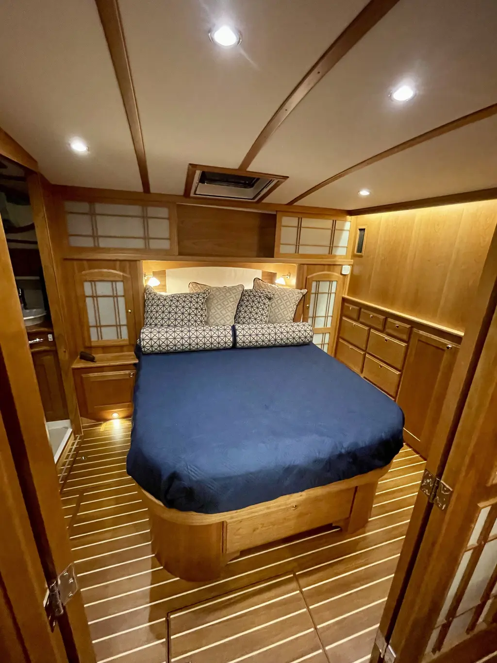 Right Royal 2023 Sabre 48 Salon Express Yacht For Sale in Annapolis MD Right Royal 2023 Sabre 48 Salon Express Yacht For Sale in Annapolis MD
