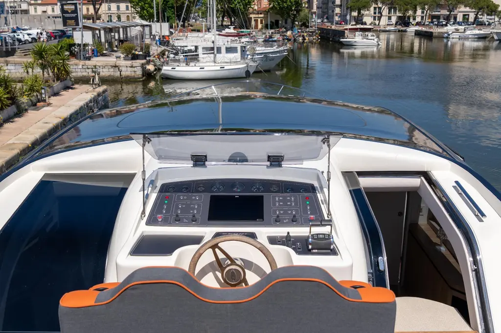 2005 Cerri Cantieri Navali 86 Flying Sport Yacht For Sale in La Spezia IT-SP 2005 Cerri Cantieri Navali 86 Flying Sport Yacht For Sale in La Spezia IT-SP