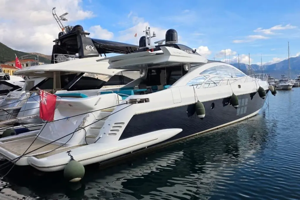 2006 Azimut 86S Yacht For Sale in Glyfada 2006 Azimut 86S Yacht For Sale in Glyfada