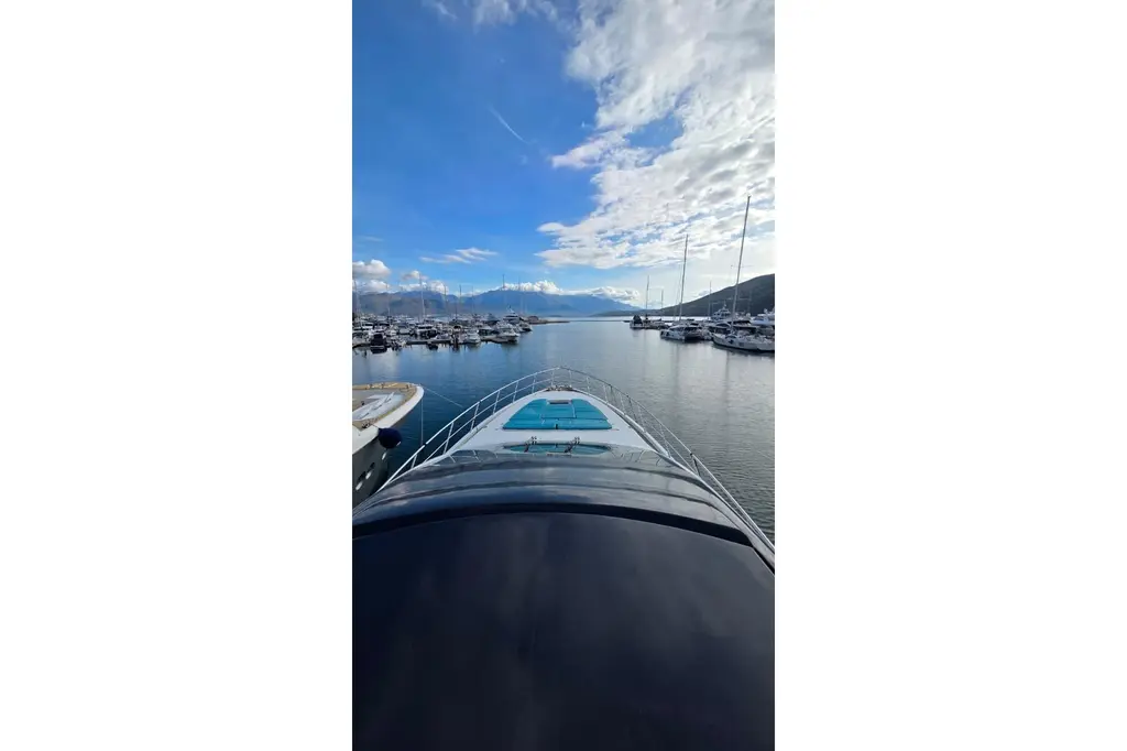 2006 Azimut 86S Yacht For Sale in Glyfada 2006 Azimut 86S Yacht For Sale in Glyfada