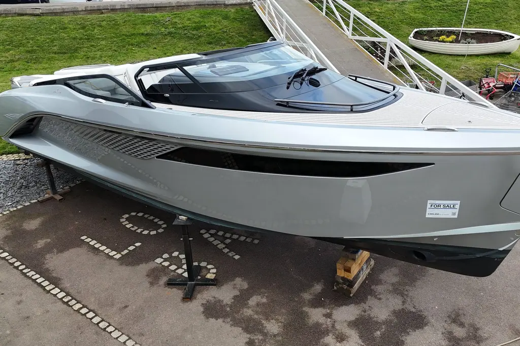 2020 Princess R35 Yacht For Sale in Wallasea Island E15 2020 Princess R35 Yacht For Sale in Wallasea Island E15