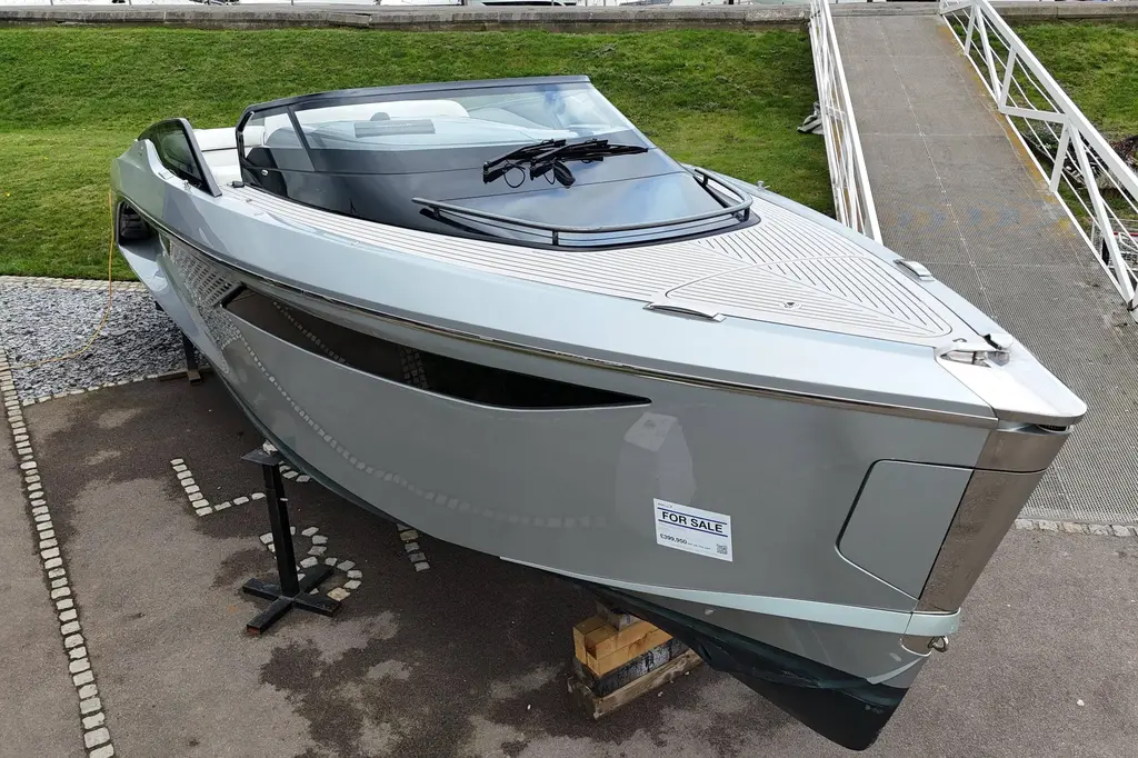 2020 Princess R35 Yacht For Sale in Wallasea Island E15 2020 Princess R35 Yacht For Sale in Wallasea Island E15