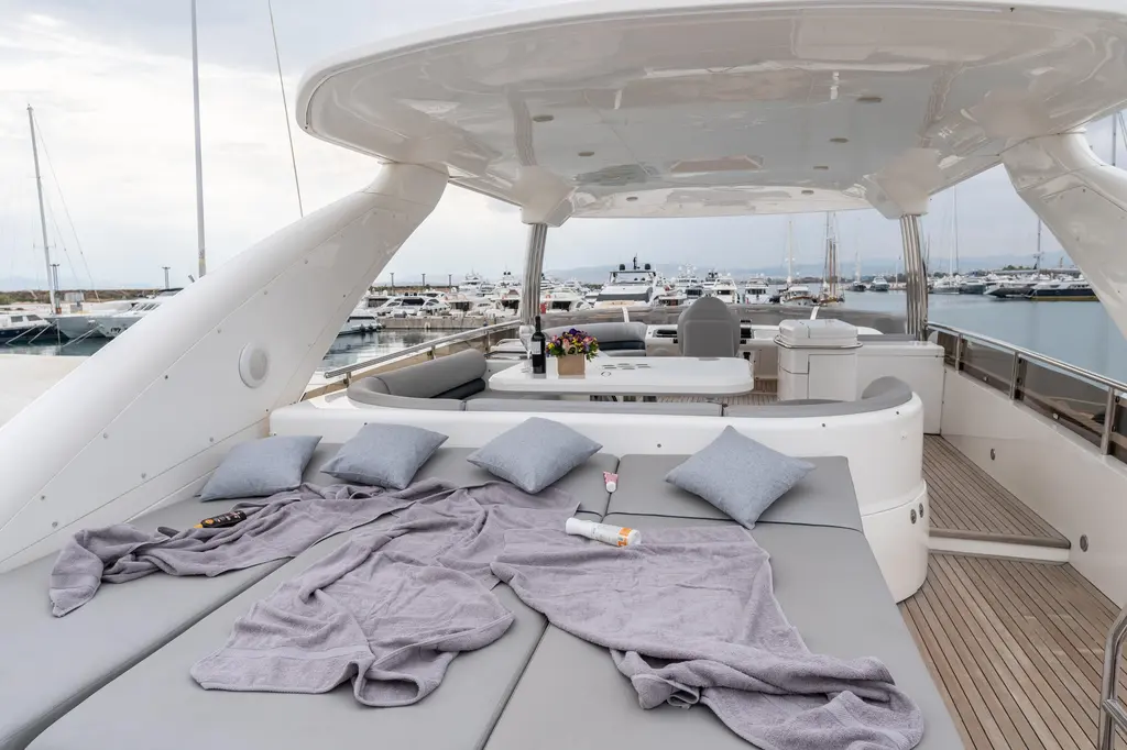 2003 Princess 25M Yacht For Sale in Alimos 2003 Princess 25M Yacht For Sale in Alimos
