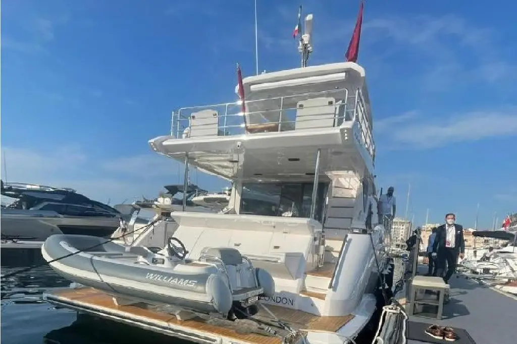 2021 Azimut Fly 60 Yacht For Sale in Nice 2021 Azimut Fly 60 Yacht For Sale in Nice