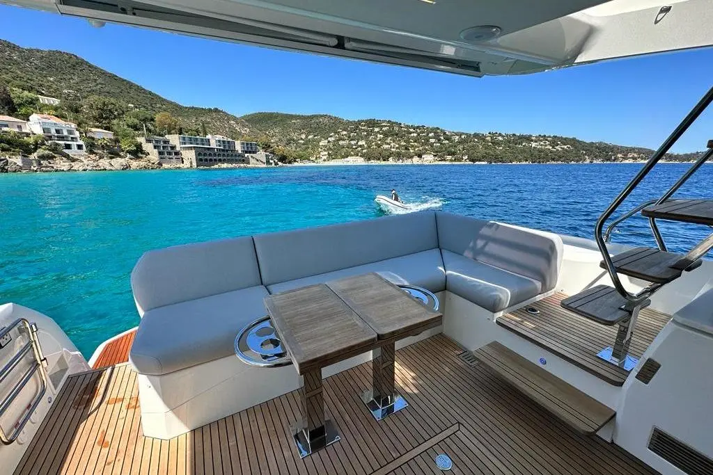 2022 Prestige 520 Yacht For Sale in Hyères 83 2022 Prestige 520 Yacht For Sale in Hyères 83