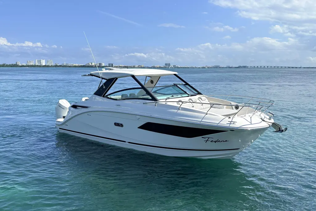 FEDANA 2026 Sea Ray Sundancer 320 Outboard Yacht For Sale in Cancún FEDANA 2026 Sea Ray Sundancer 320 Outboard Yacht For Sale in Cancún