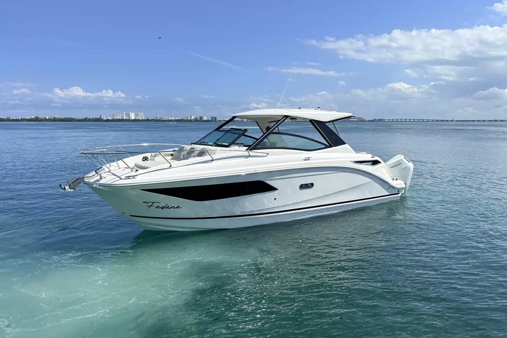 FEDANA 2026 Sea Ray Sundancer 320 Outboard Yacht For Sale in Cancún FEDANA 2026 Sea Ray Sundancer 320 Outboard Yacht For Sale in Cancún