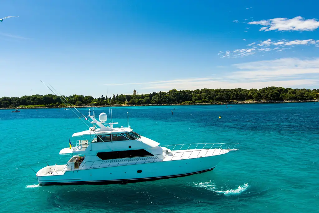 SPHEREFISH 2003 Hatteras 86 Convertible Yacht For Sale in Nice 06 SPHEREFISH 2003 Hatteras 86 Convertible Yacht For Sale in Nice 06