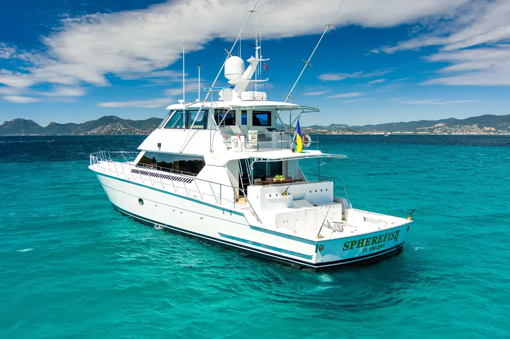 SPHEREFISH 2003 Hatteras 86 Convertible Yacht For Sale in Nice 06 SPHEREFISH 2003 Hatteras 86 Convertible Yacht For Sale in Nice 06